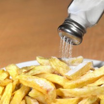 Qual tipo e quantidade máxima de sal devemos usar para reduzir riscos à saúde? - Getty Images