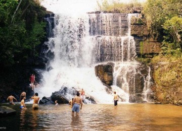 Turistas na Cachoeira da Fazenda, em Senge?s (PR) -  (crédito:  CARLOS A CARVALHO)