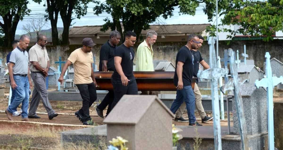 Gustavo Pereira, de 24 anos, foi sepultado às 8h30 no cemitério da Colina -  (crédito: Ed Alves/CB/D.A Press)