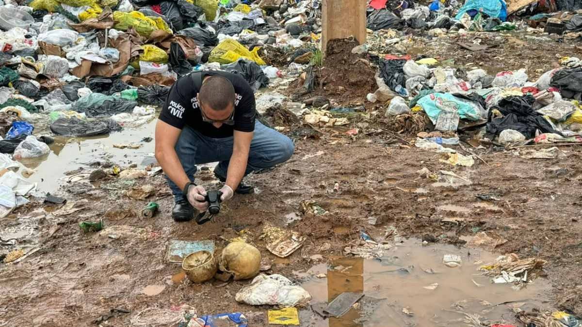 Crânio estava em meio ao lixo -  (crédito: Polícia Militar/Divulgação)