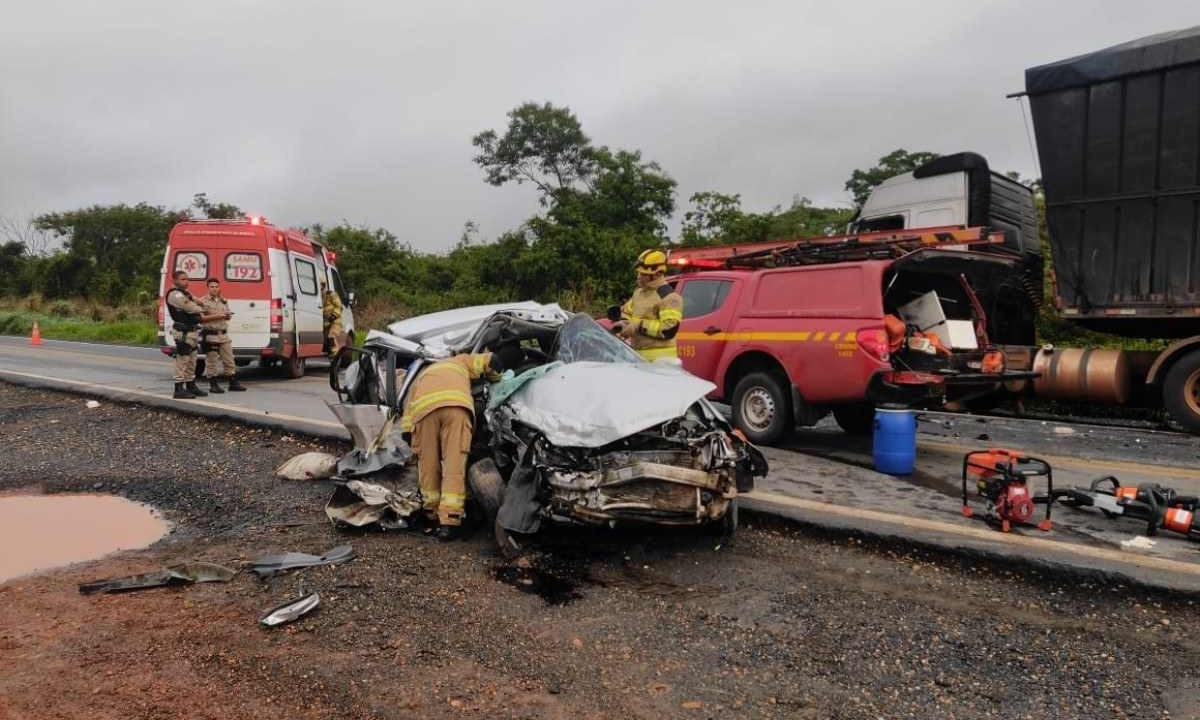 Batida frontal aconteceu na altura do km 259 da rodovia estadual MGC-122 -  (crédito: CBMMG)