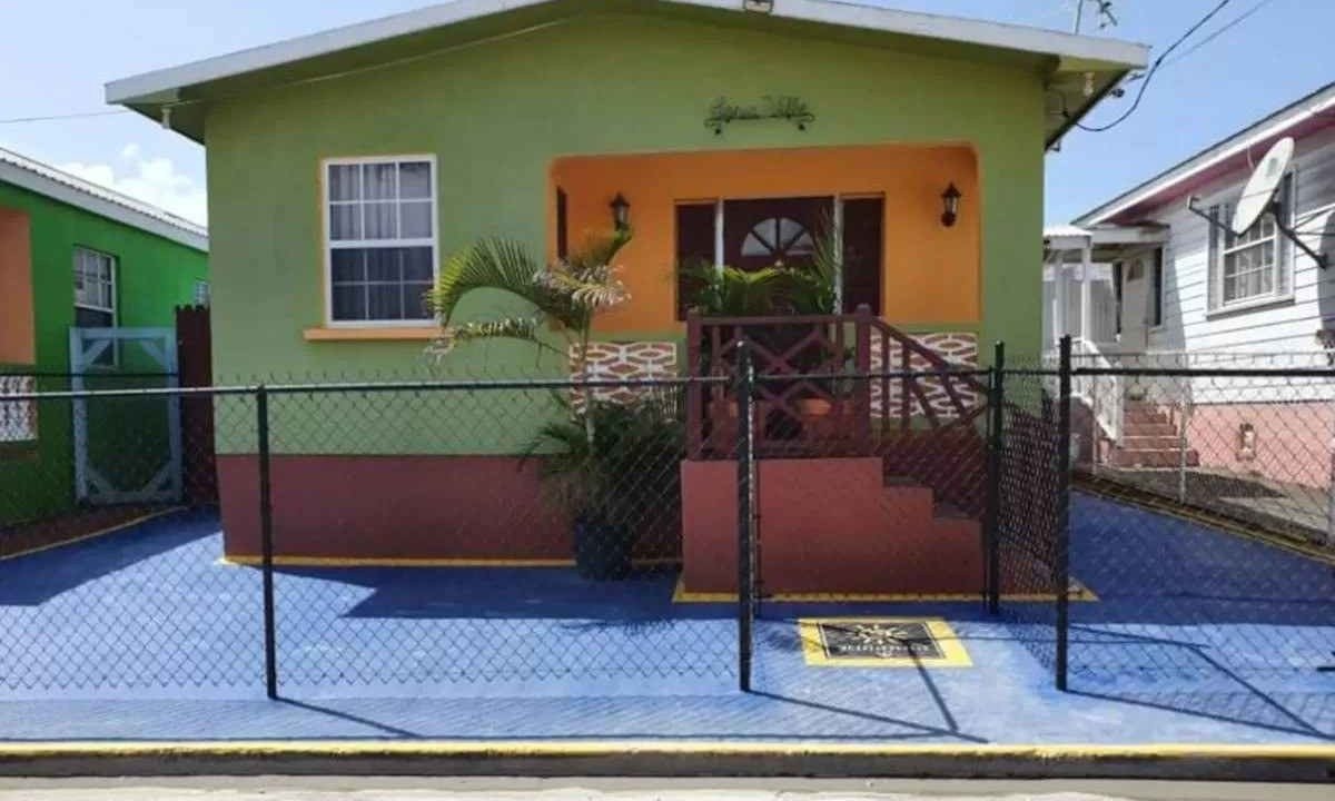 Casa onde Rihanna morou na infância tem fachada verde, vermelha e amarela -  (crédito: Reprodução)