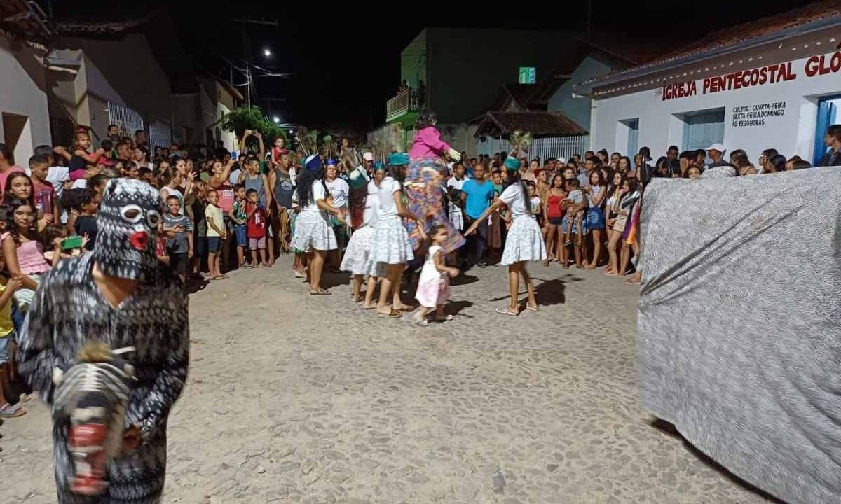 O grupo folclórico fez uma apresentação  na rua e foi acompanhado por centenas de adultos e crianças -  (crédito: Luiz Ribeiro/EM/D.A/Press)