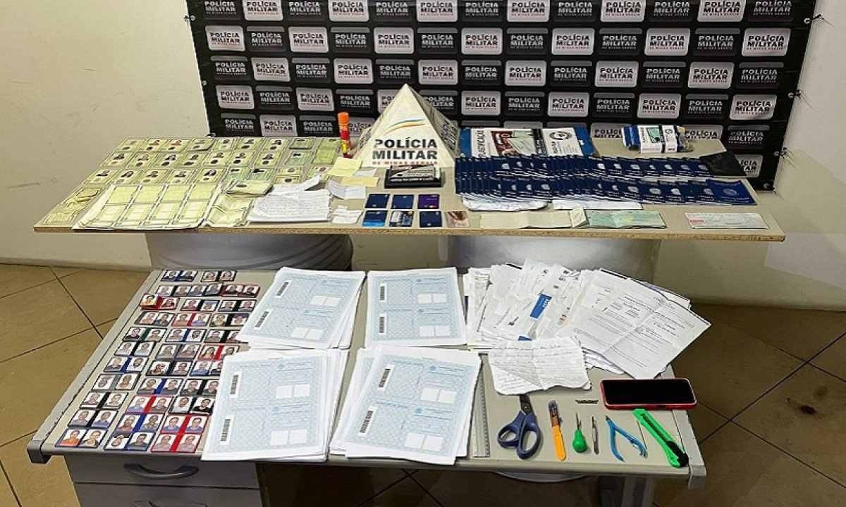 Papéis de documentos falsos apreendidos na casa do falsificador -  (crédito: PMMG)