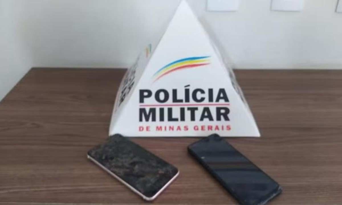 Celulares encontrados com os jovens que tentaram invadir fazenda -  (crédito: Polícia Militar/Divulgação)