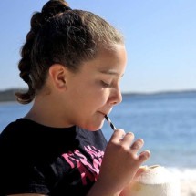 Descubra quais delícias de verão protegem crianças da desidratação - Diversos alimentos ao serem consumidos podem contribuir para a hidratação infantil. Como líquido, aposte na água de coco