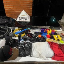 Polícia prende homens que roubaram brinquedos e roupas de casa na Grande BH - PMMG/Divulgação