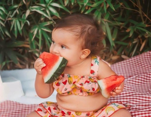 Criança comendo melancia