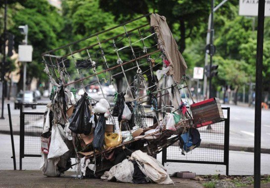 Carroça de catador de papel no passeio central da Avenida Afonso Pena