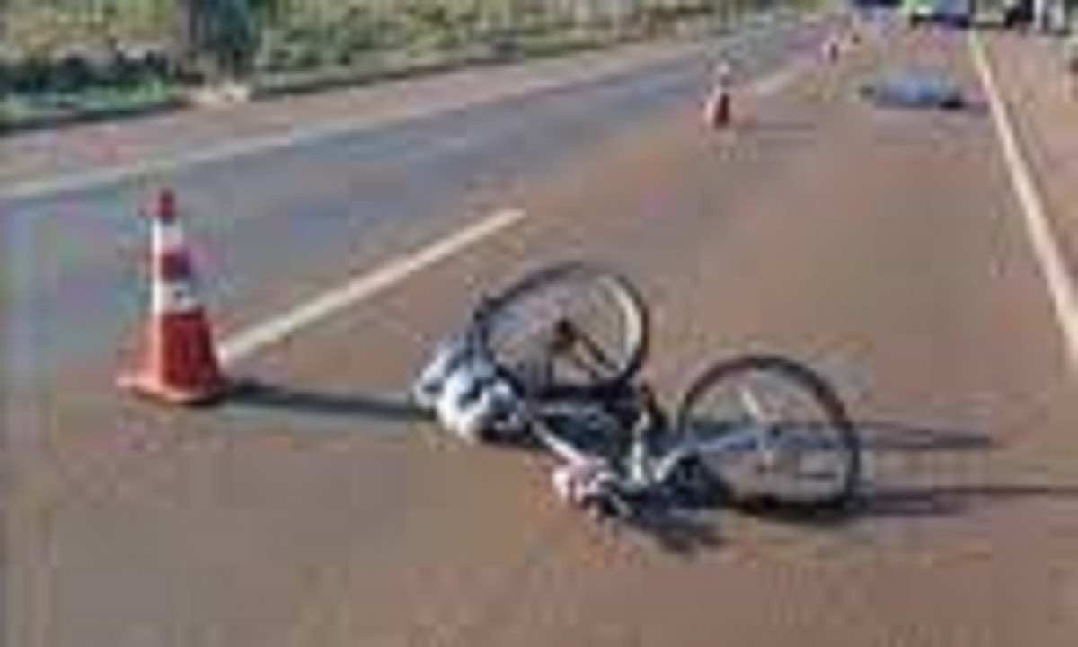 A bicicleta ficou destruída, no asfalto da BR-364 -  (crédito: Redes sociais)