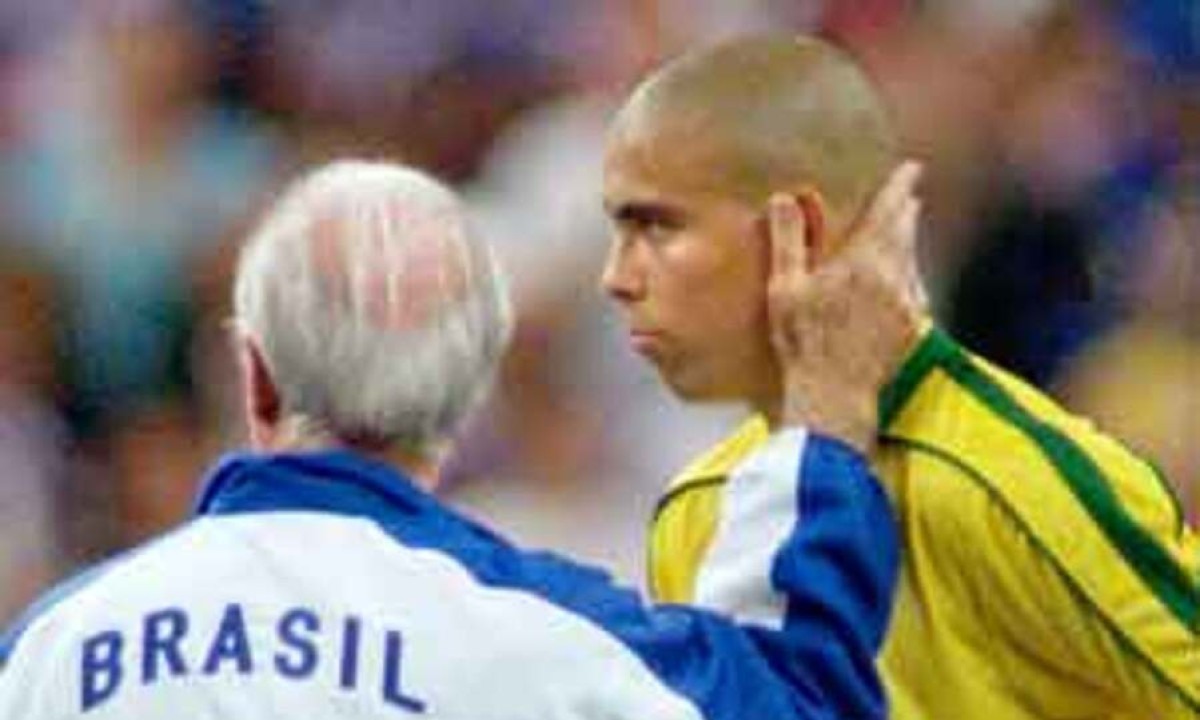 Zagallo consola Ronaldo Fenômeno depois da derrota do Brasil para a França na final da Copa do Mundo de 1998 -  (crédito: Antonio Scorza/AFP)