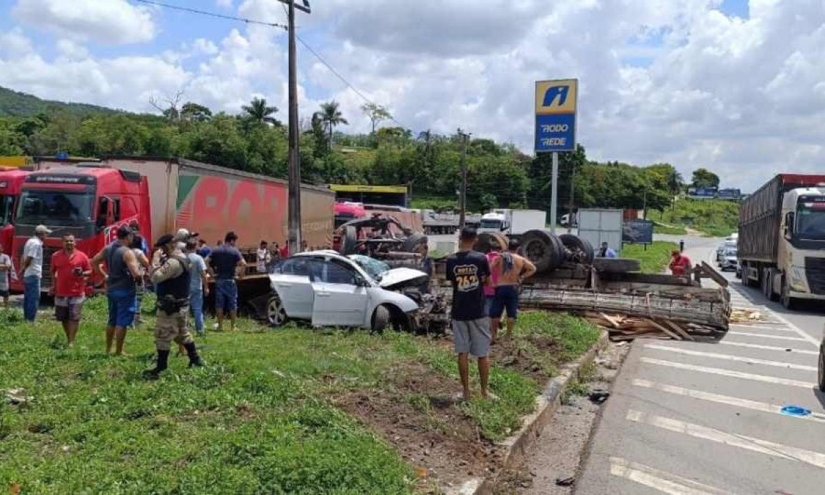 A pista ficou interditada por causa do acidente -  (crédito: CBMMG/Divulgação)