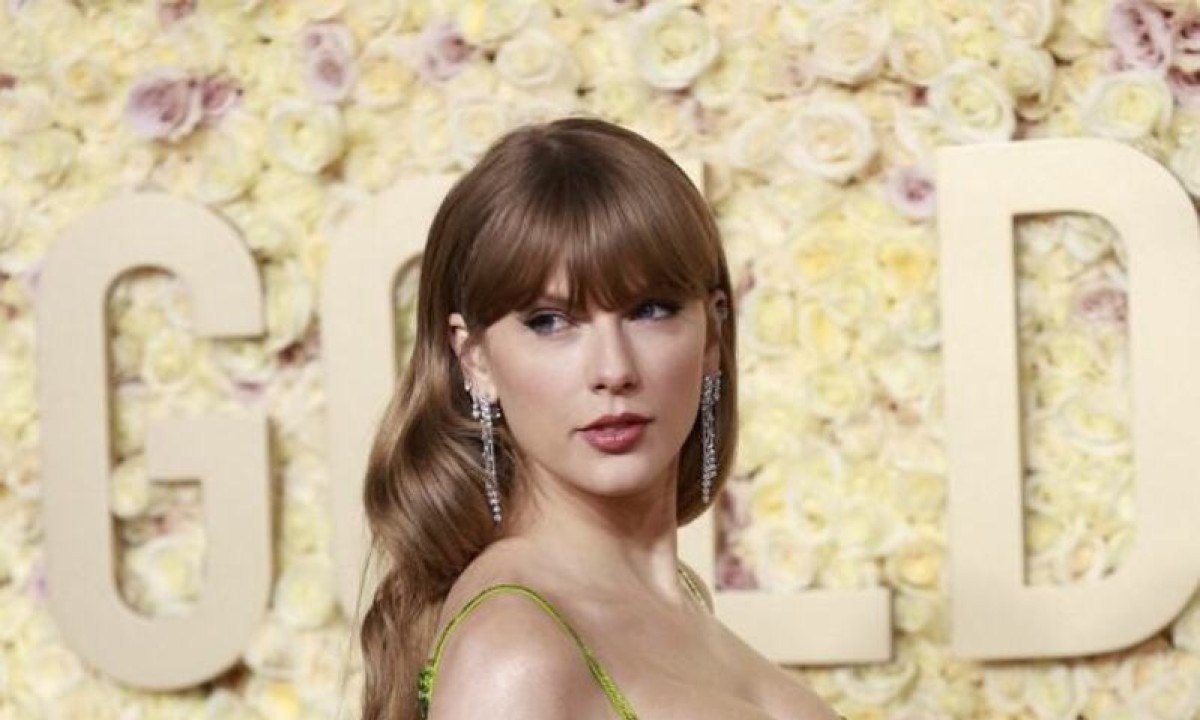 Taylor Swift, no tapete vermelho do 81º Globo de Ouro -  (crédito:  AFP)