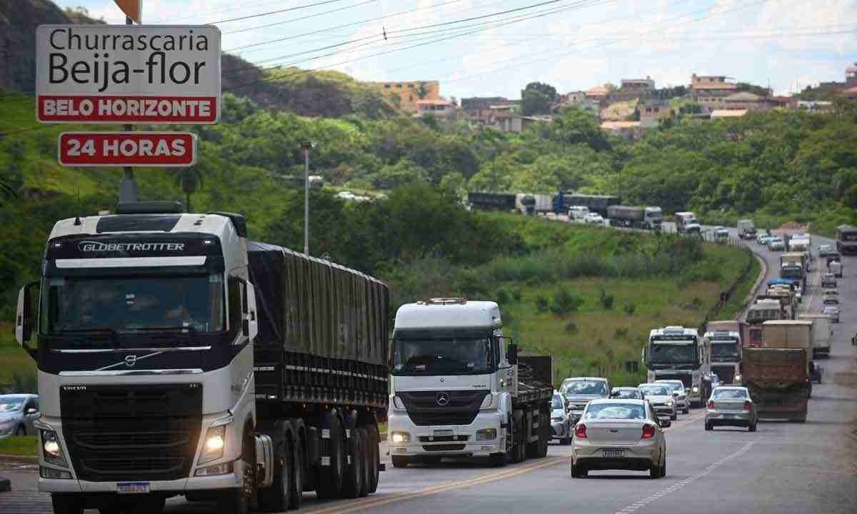 Trecho na br-381 onde se deveria gastar 22 minutos acaba consumindo mais de duas horas do condutor devido a congestionamentos constantes

 -  (crédito: Leandro Couri/EM/D.A. Press)