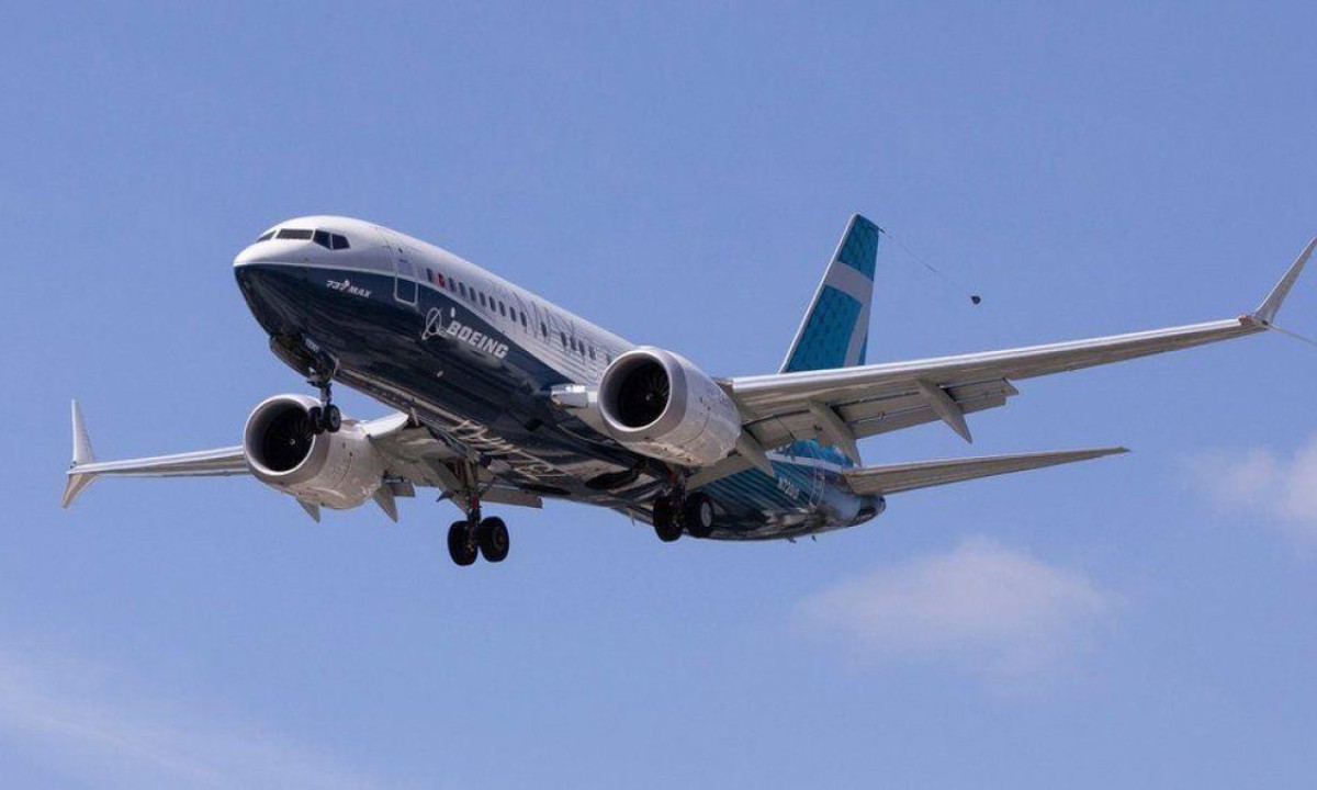 Agência reguladora de aviação dos Estados Unidos suspendeu temporariamente voos de 171 Boeing 737 Max 9 após avião da Alaska Airlines perder parte da fuselagem em pleno voo -  (crédito: Reuters)
