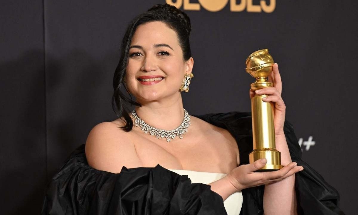 Atriz Lily Gladstone segurando seu Globo de Ouro após ser premiada       -  (crédito: Robyn Beck/AFP)