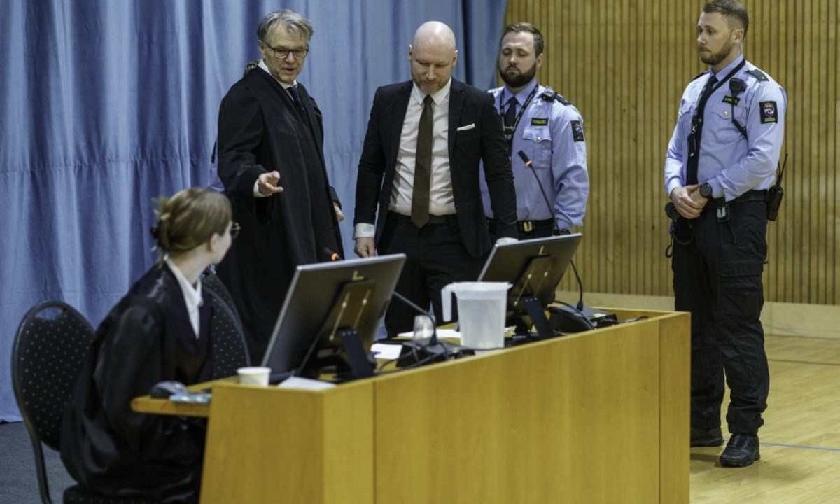  Anders Behring Breivik, de terno escuro no centro da foto, chega a tribunal que julga ação movida por ele contra a Noruega, alegando que o isolamento de 12 anos dele na cadeia viola direitos humanos internacionais -  (crédito:  Cornelius Poppe / NTB / AFP)