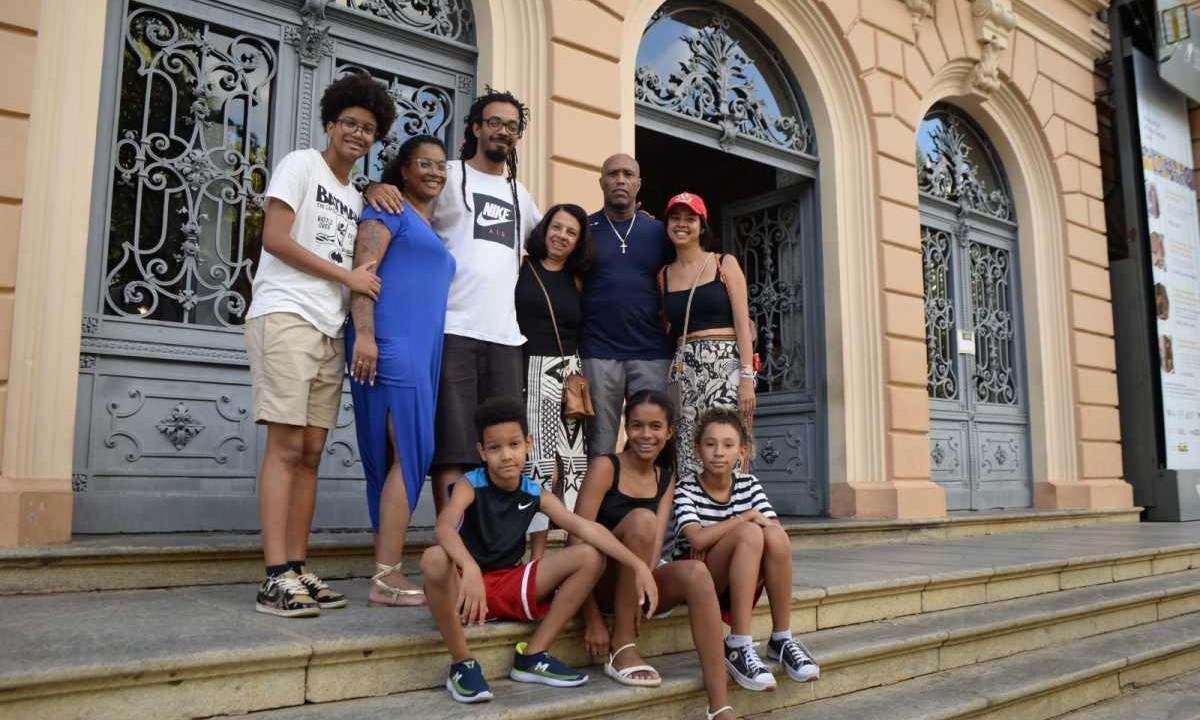 Memorial Minas Vale, na Praça da Liberdade. Na foto, ao centro, de camiseta branca, Daniel Rocha -  (crédito: Túlio Santos/EM/D.A.Press. Brasil. Belo Horizonte)