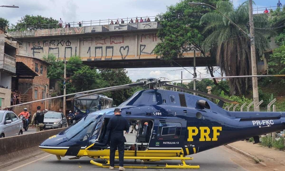 Helicóptero da PRF precisou fazer pouso forçado no Anel Rodoviário em BH -  (crédito: Leandro Couri/EM/D.A. Press)