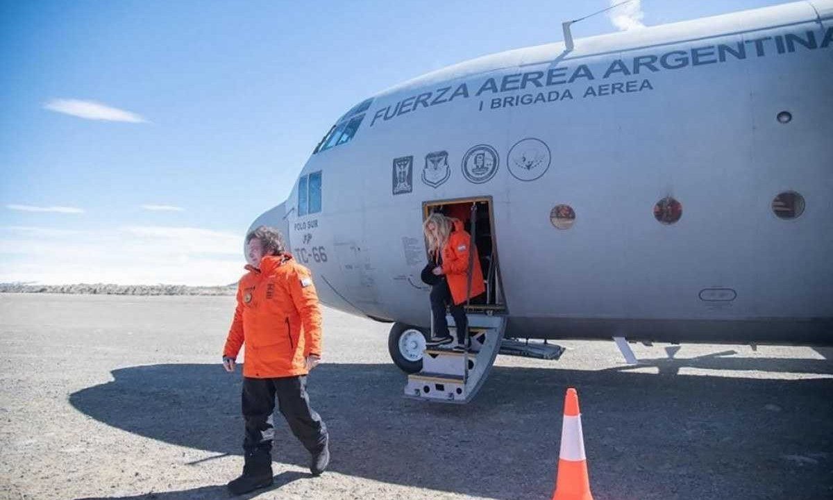 Javier Milei desembarca de avião em estação argentina na Antártica -  (crédito: Handout / PRESIDENCIA ARGENTINA / AFP)