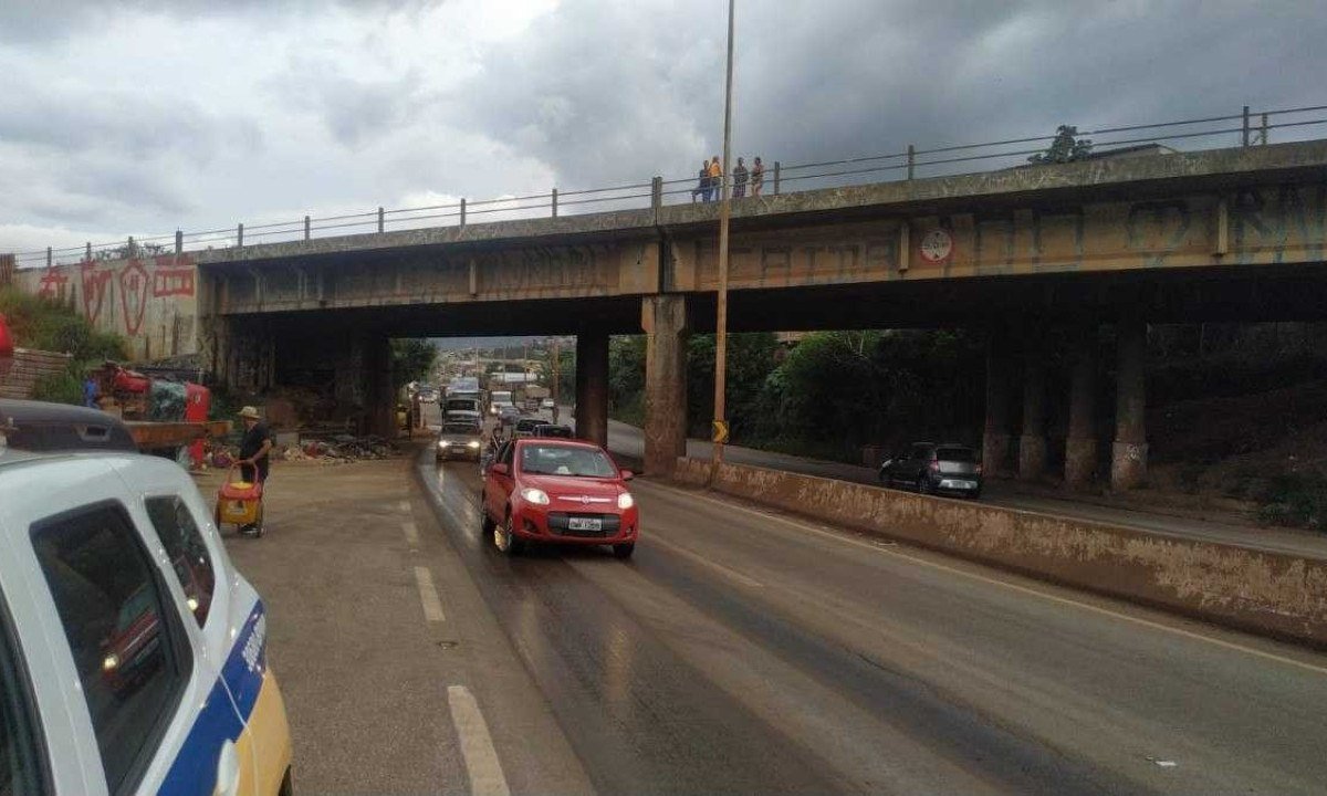 As carretas foram colocadas na marginal da pista -  (crédito: Divulgação/ BPMRV)