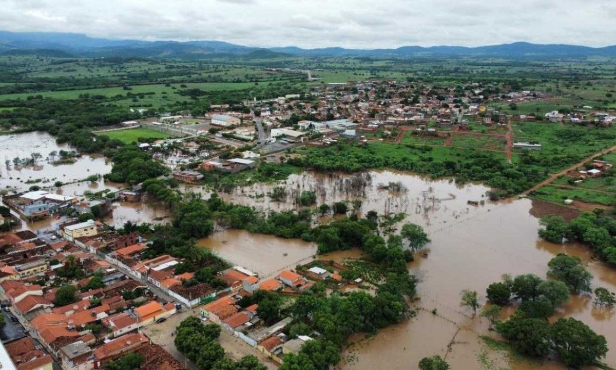 Chuva inunda parte de Mato Verde. Mesmo assim,precipitações são comemoradas por frear prejuízos da pior seca da história -  (crédito: Defesa Civil Mato Verde)