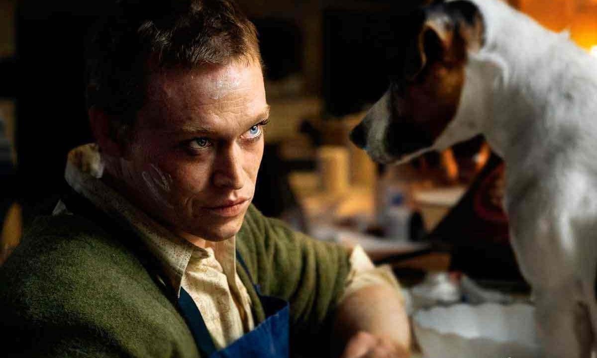 Em "Dogman", Caleb Landry Jones interpreta o desajustado Doug, que é acolhido por cães -  (crédito: Luc Bresson/Production)