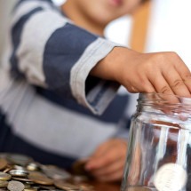 3 conselhos para poupar e ensinar seus filhos a lidar bem com dinheiro - Getty Images