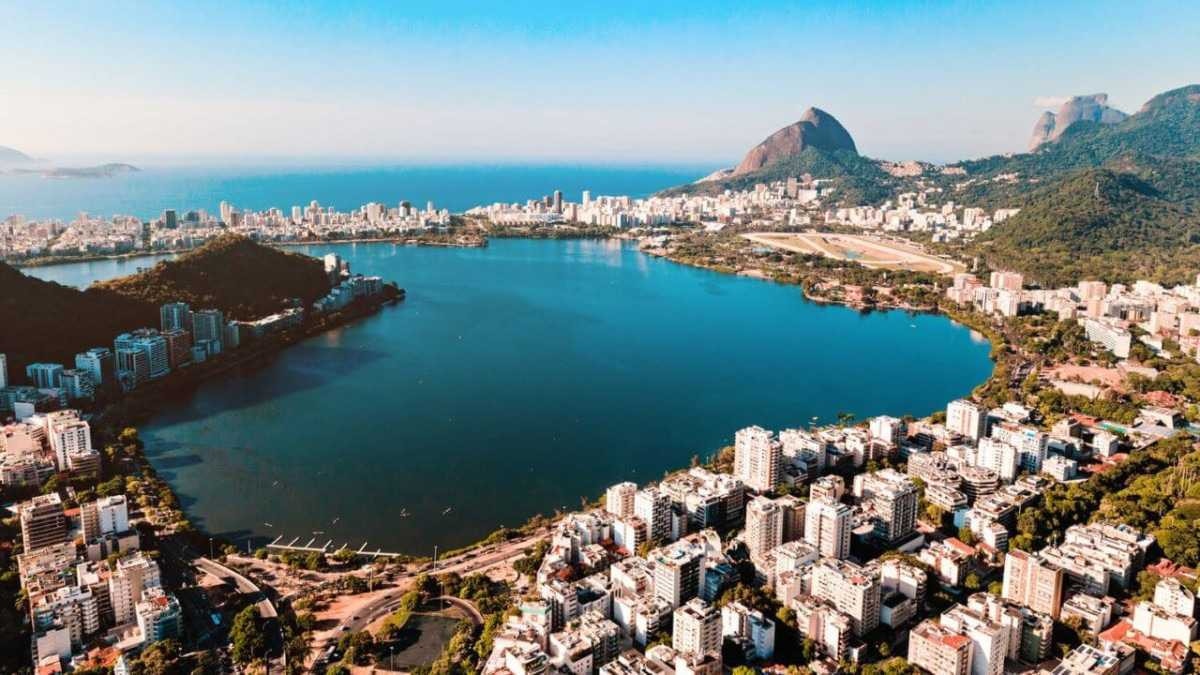 Lagoa abriga a Lagoa Rodrigo de Freitas, fica perto do Parque Lage e é cercado por bairros de classe alta