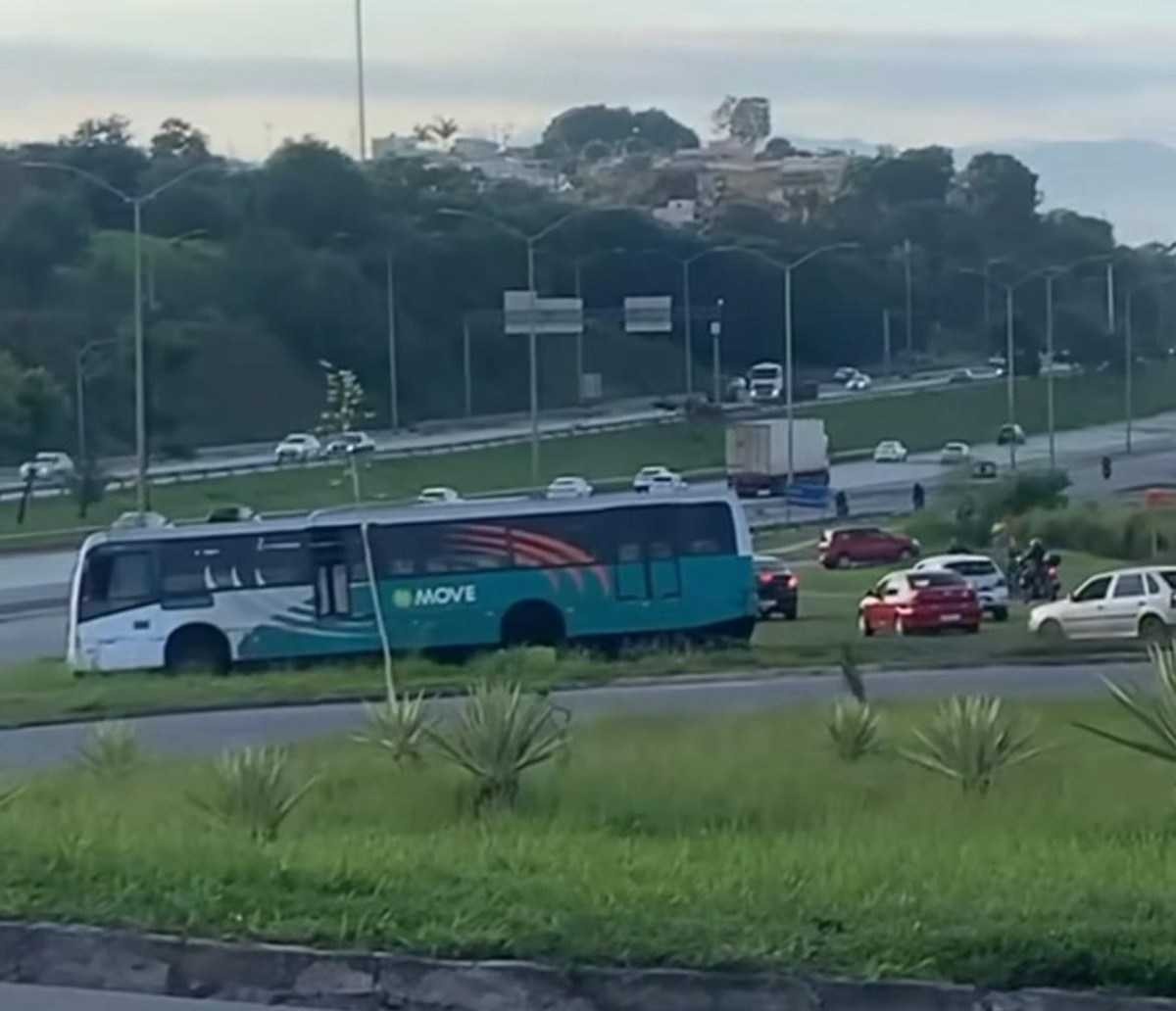 Ônibus perde o eixo e atrapalha o trânsito na MG-010