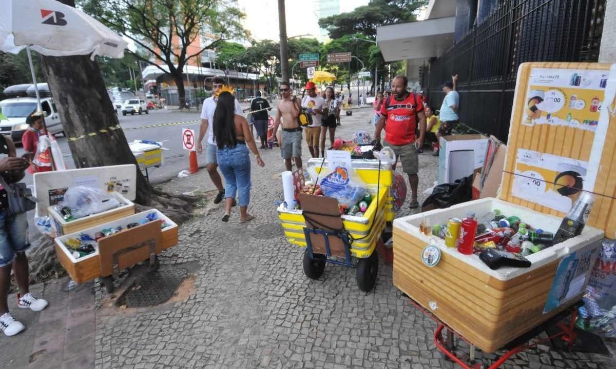 Vendedores ambulantes vão poder comercializar produtos nos trajetos dos blocos carnavalescos a partir do próximo dia 27 -  (crédito: Gladyston Rodrigues /EM/D.A Press. Brasil. Belo Horizonte)