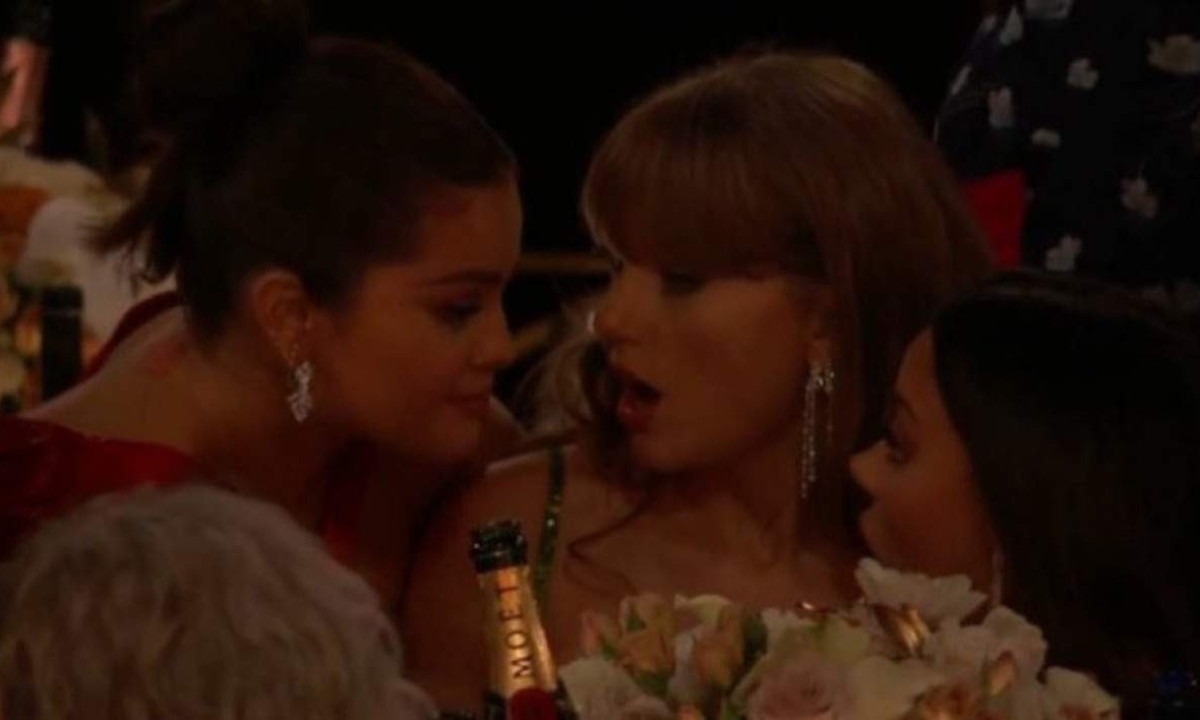 Selena Gomez e Taylor Swift chamaram atenção após fofocarem no Globo de Ouro -  (crédito: Reprodução / redes sociais)