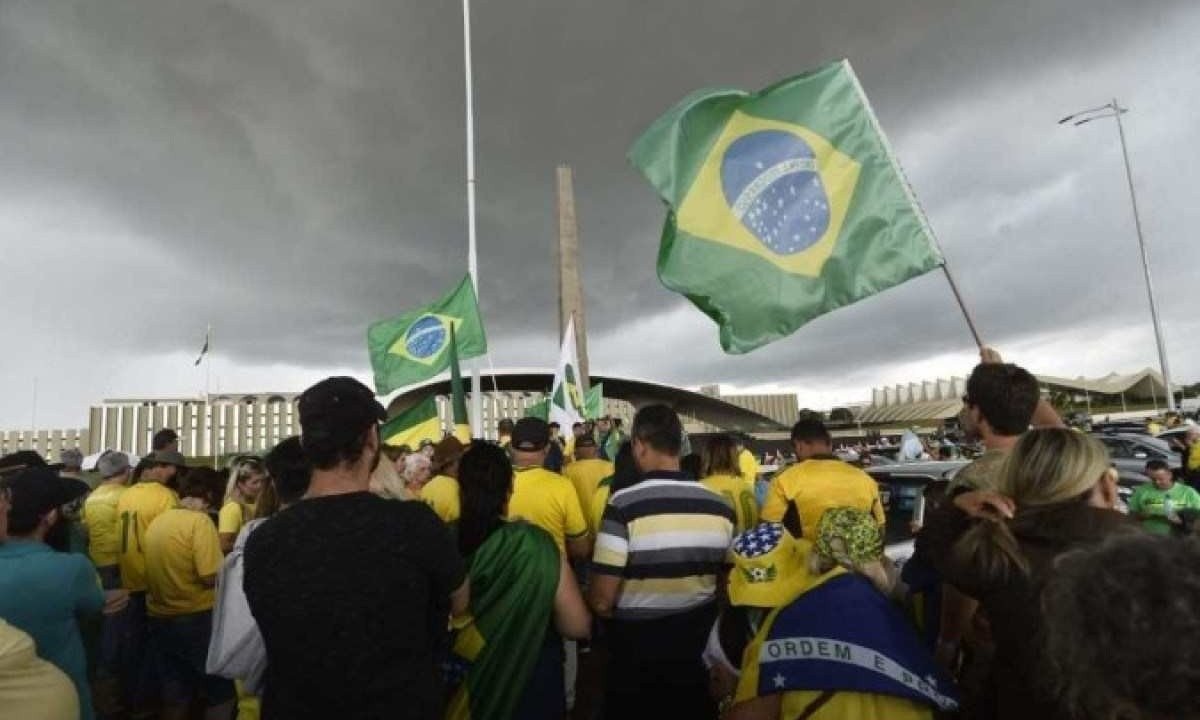 Bolsonaristas em frente ao QG do Exército: tese fez seguidores do ex-presidente pedirem intervenção militar -  (crédito: Minervino Júnior/CB/D.A.Press)