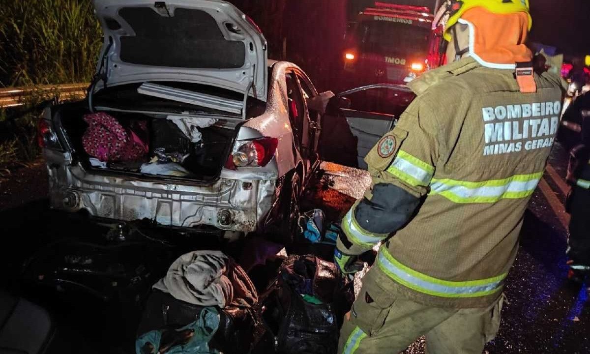 Acidente deixou uma pessoa morta -  (crédito: Corpo de Bombeiros/Divulgação)