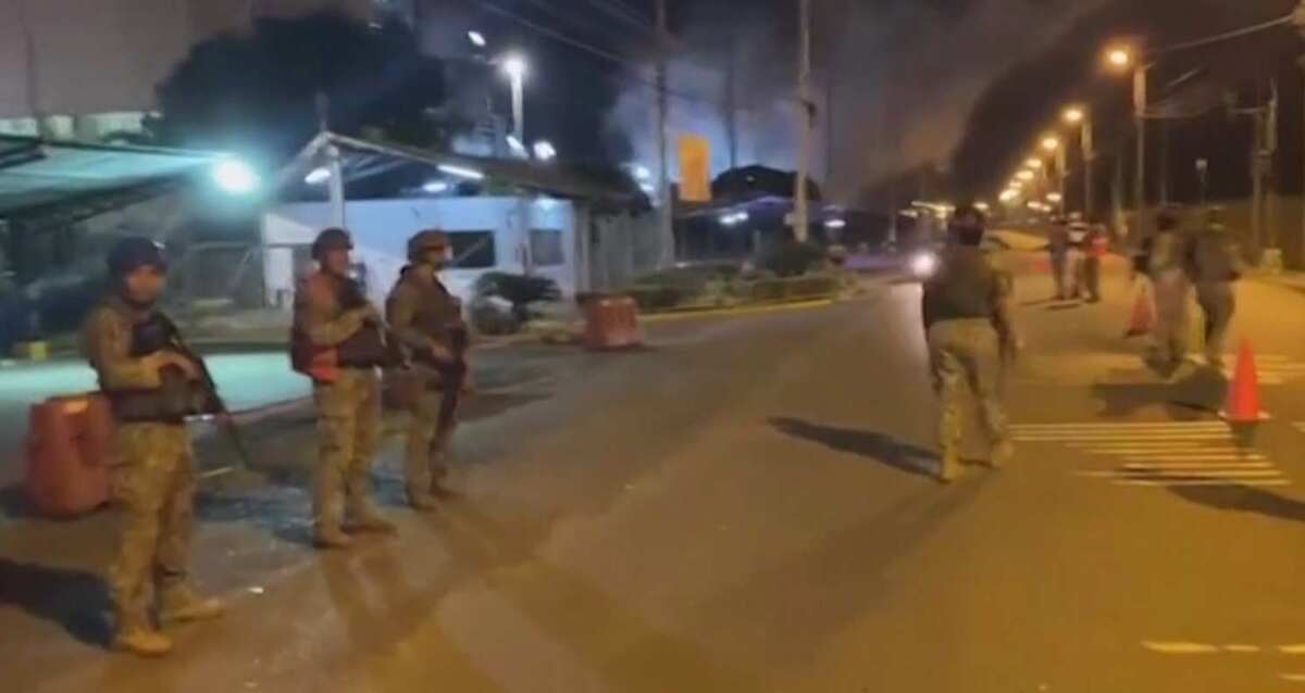 Soldados vigiam ruas em momento tenso de conflito com narcotraficantes -  (crédito: Reprodução/Dailymotion)