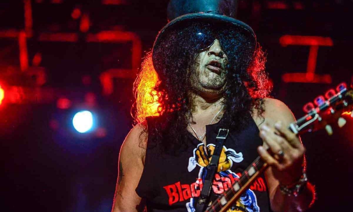 O guitarrista Slash, que já fez vários shows no Brasil, inicia sua turnê deste ano em BH. Na foto, ele se apresenta em Florianópolis, em 2019 -  (crédito: Eduardo Valente/AFP)