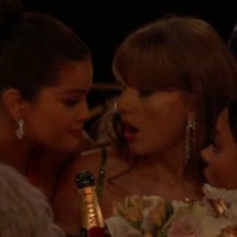 Selena Gomez revela o que fofocou com Taylor Swift no Globo de Ouro - Reprodução / redes sociais