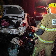Acidente entre caminhão e carro com família deixa pai morto e mãe gravemente ferida na BR-365 - Corpo de Bombeiros/Divulgação