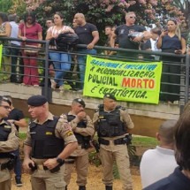 Enterro do sargento Dias tem cartazes em protesto contra 'saidinhas' - Ivan Drummond