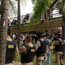 BH: Velório de sargento causa comoção e lota cemitério - T&uacute;lio Santos/EM/D.A. Press
