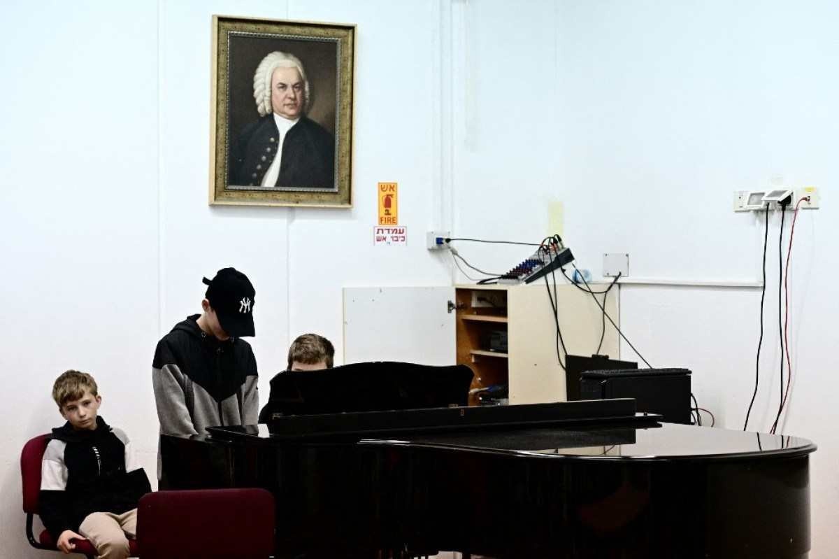  Alunos estudam piano na escola israelense em Jerusalém