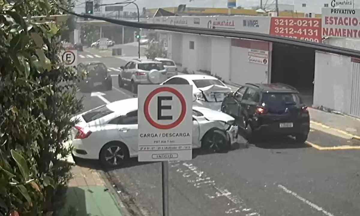 Vídeo: homem com carro clonado é perseguido e quase atropela motociclista