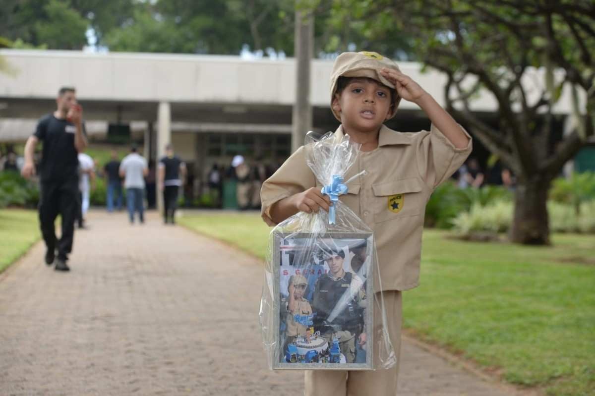 'Ele era meu amigo': criança carrega quadro com foto do sargento Dias em velório