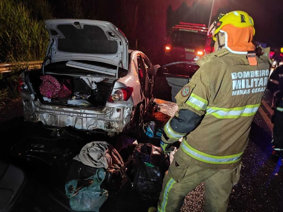 Acidente entre caminhão e carro com família deixa pai morto e mãe gravemente ferida na BR-365