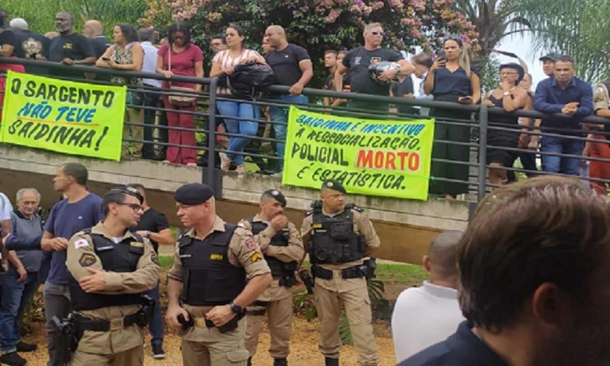 Enterro do sargento Dias tem cartazes em protesto contra 'saidinhas'