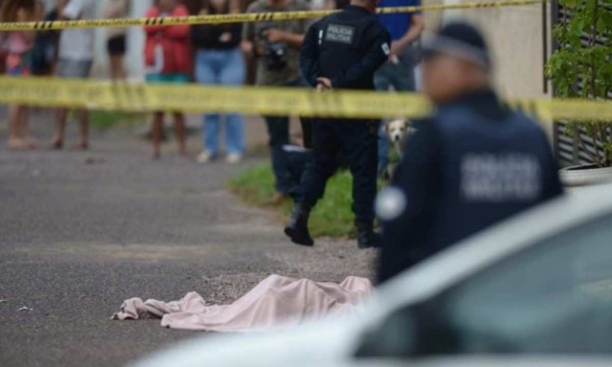 Taynara Kellen, 26 anos, foi assassinada a tiros pelo ex-marido Wesly Denny da Silva Melo em frente ao salão de beleza em que trabalhava, no Gama -  (crédito: Ed Alves/CB/D.A.Press)