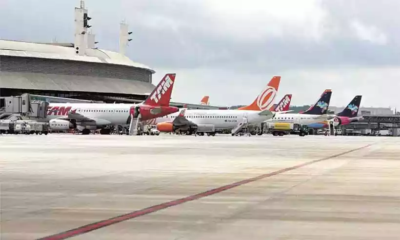 Aeronaves estacionadas em área de embarque do aeroporto de Confins, na Grande BH -  (crédito: Edésio Ferreira/EM/DA Press)