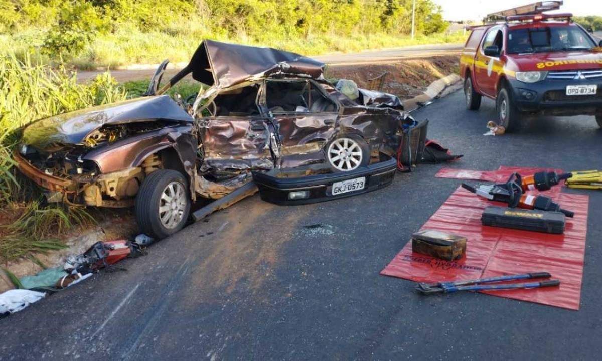 O acidente aconteceu quase no entroncamento do anel rodoviário Leste com a BR 251 -  (crédito: PRF/Divulgação)
