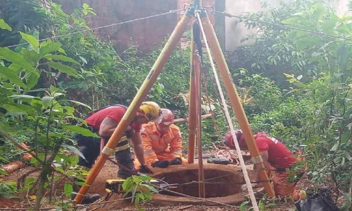 Bombeiros trabalham há mais de 72 horas para retirar corpo de dentro da cisterna, em Juiz de Fora -  (crédito: Divulgação/Corpo de Bombeiros)