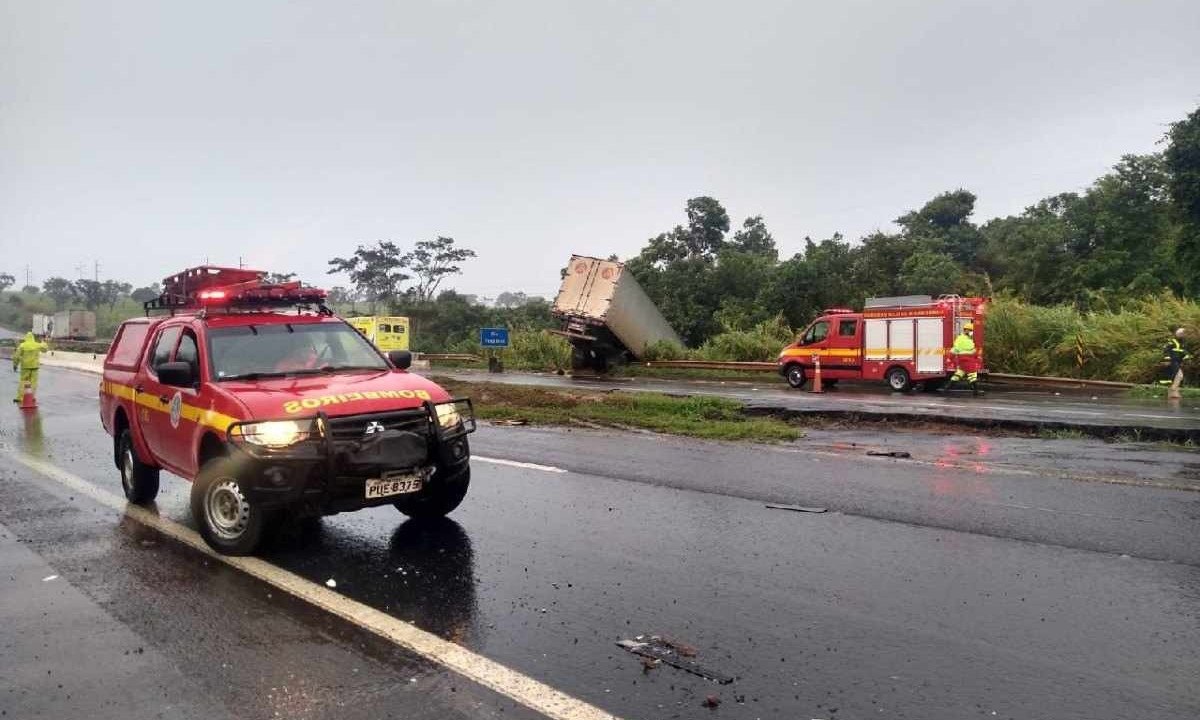 Acidente aconteceu no sentido Uberlândia da rodovia -  (crédito: Corpo de Bombeiros/Divulgação)